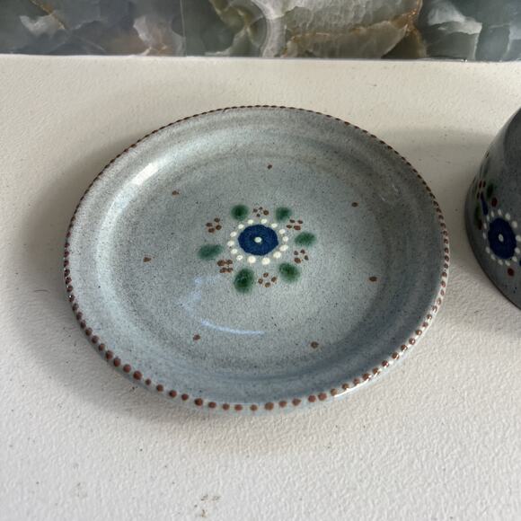 Vintage Stoneware Art Studio Pottery Cheese Dish Hand Painted Flowers Signed - Picture 9 of 15